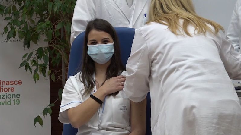 V Itálii odvolali z práce stovky zdravotníků odmítajících očkování